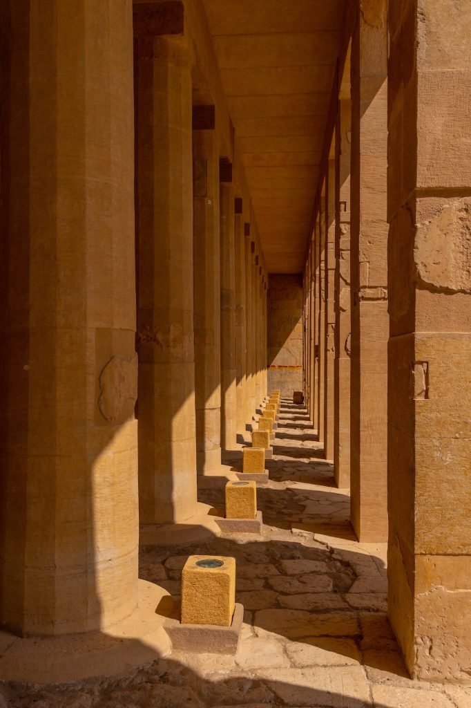 Une rangée de piliers carrés dans la colonnade du temple d'Hatchepsout